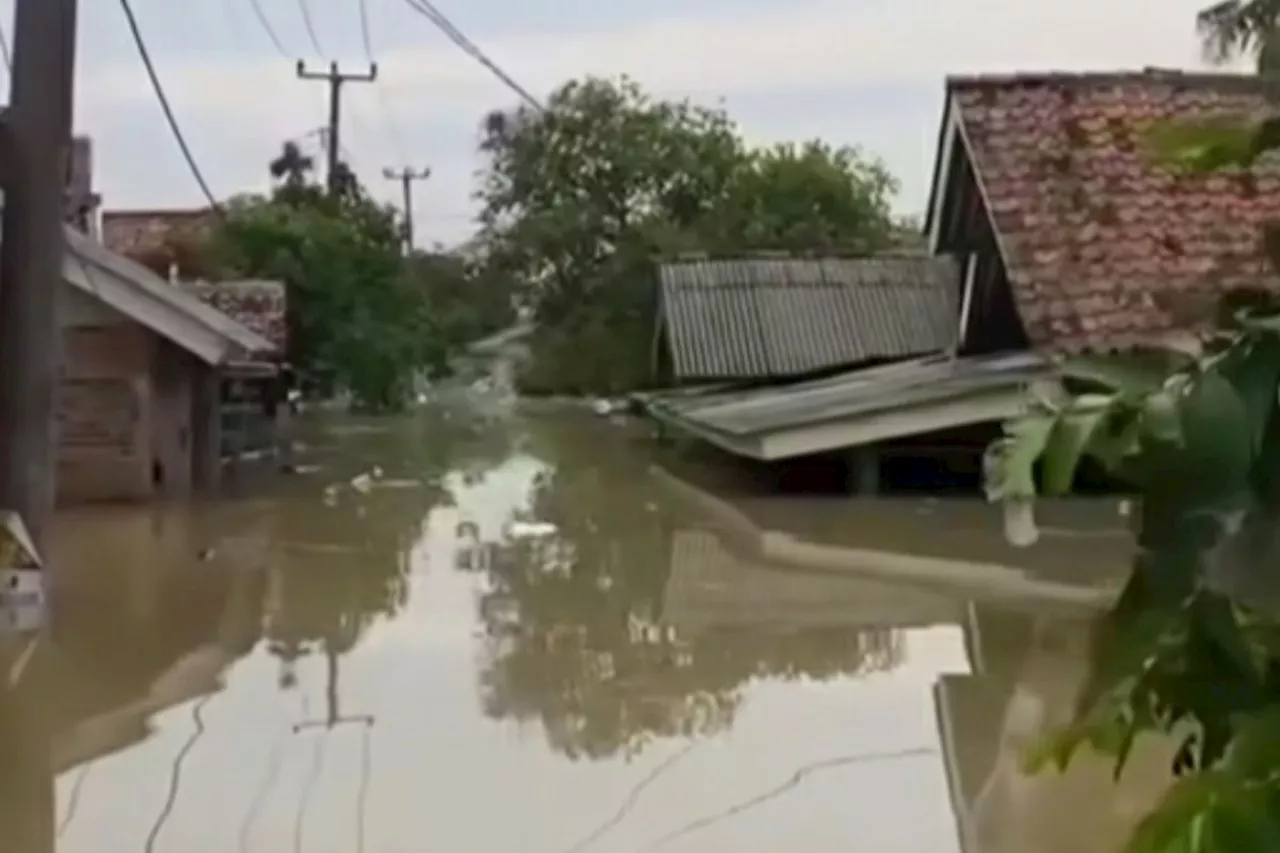 Ratusan rumah terendam banjir di Desa Karangligar Karawang