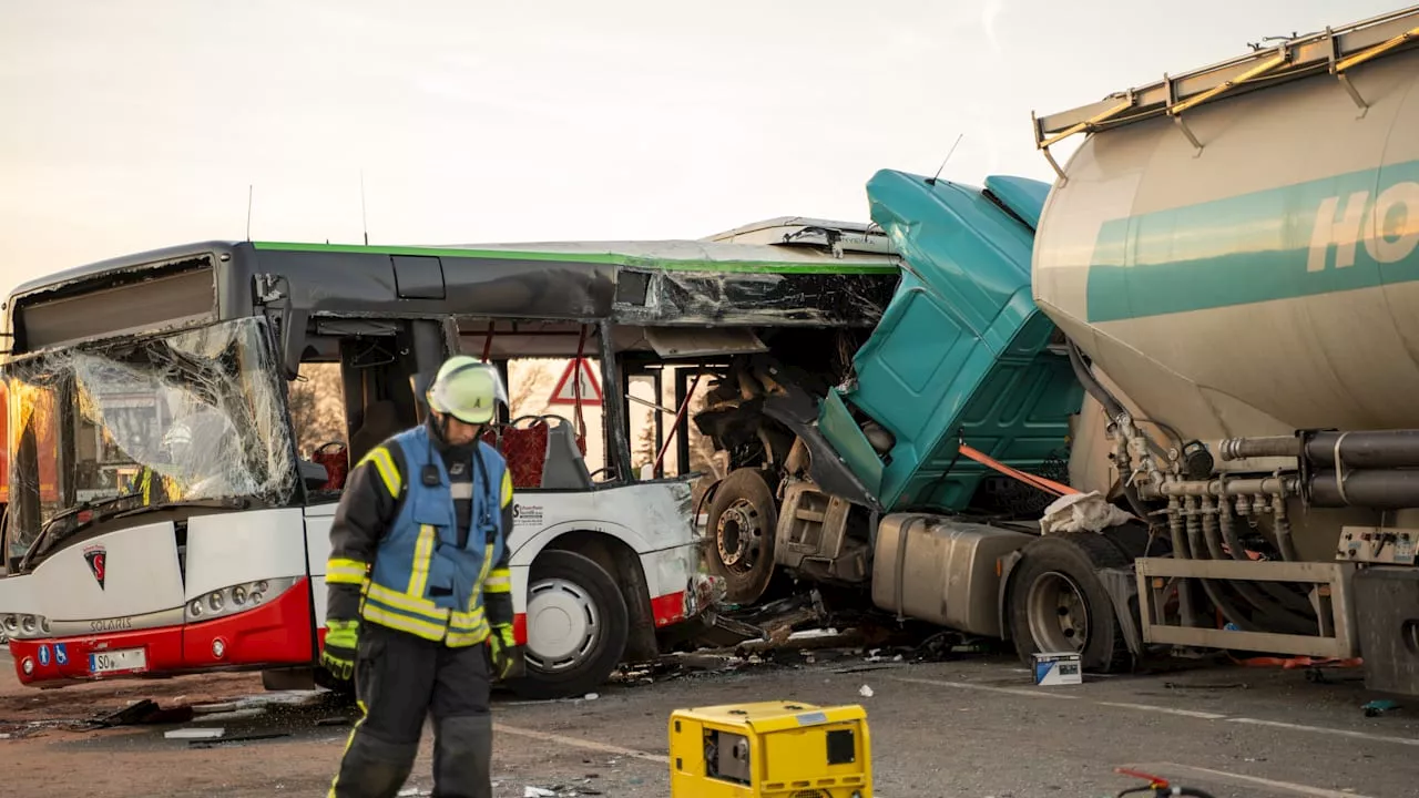 Schwerer Unfall in Lippetal: Lkw rammt Schulbus, Fahrer schwebt in Lebensgefahr