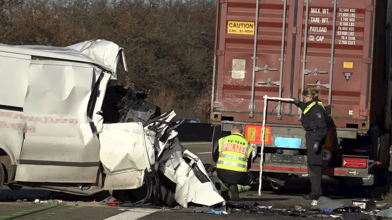 Tödlicher Unfall auf der A1: Beifahrer tot, Fahrer schwer verletzt