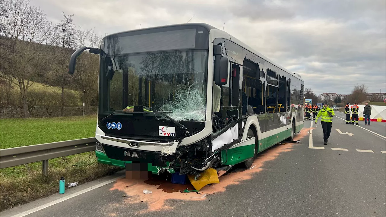 Auto mit Bus zusammengeprallt: Eine Tote, drei Kinder verletzt