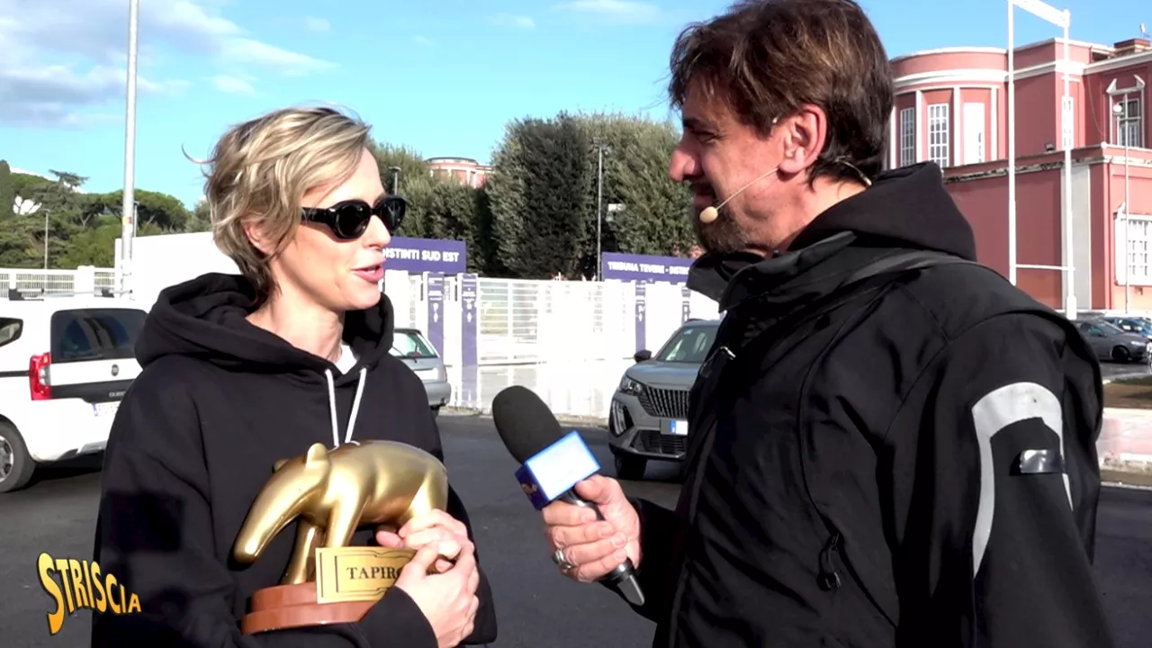 Federica Pellegrini Riceve Tapiro d'Oro Da Valerio Staffelli