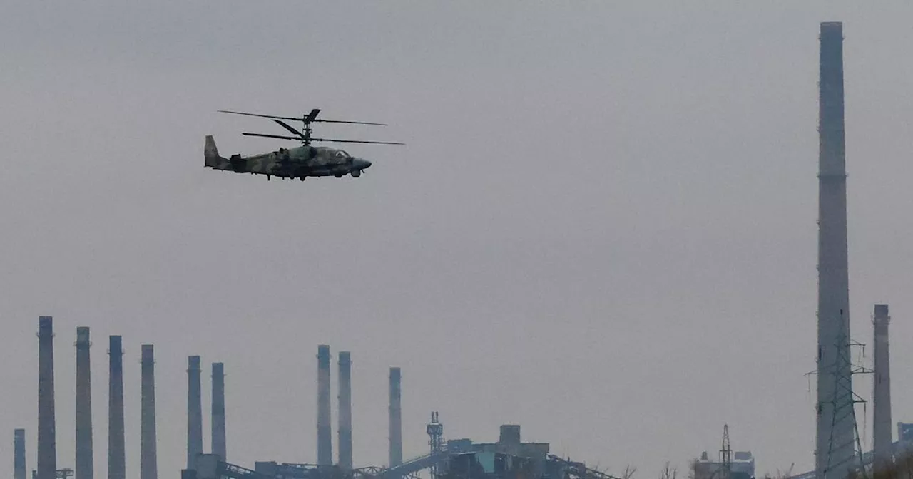 Un Hélicoptère D’assaut Russe Survol Une Usine De Charbon Dans La Région De Donetsk