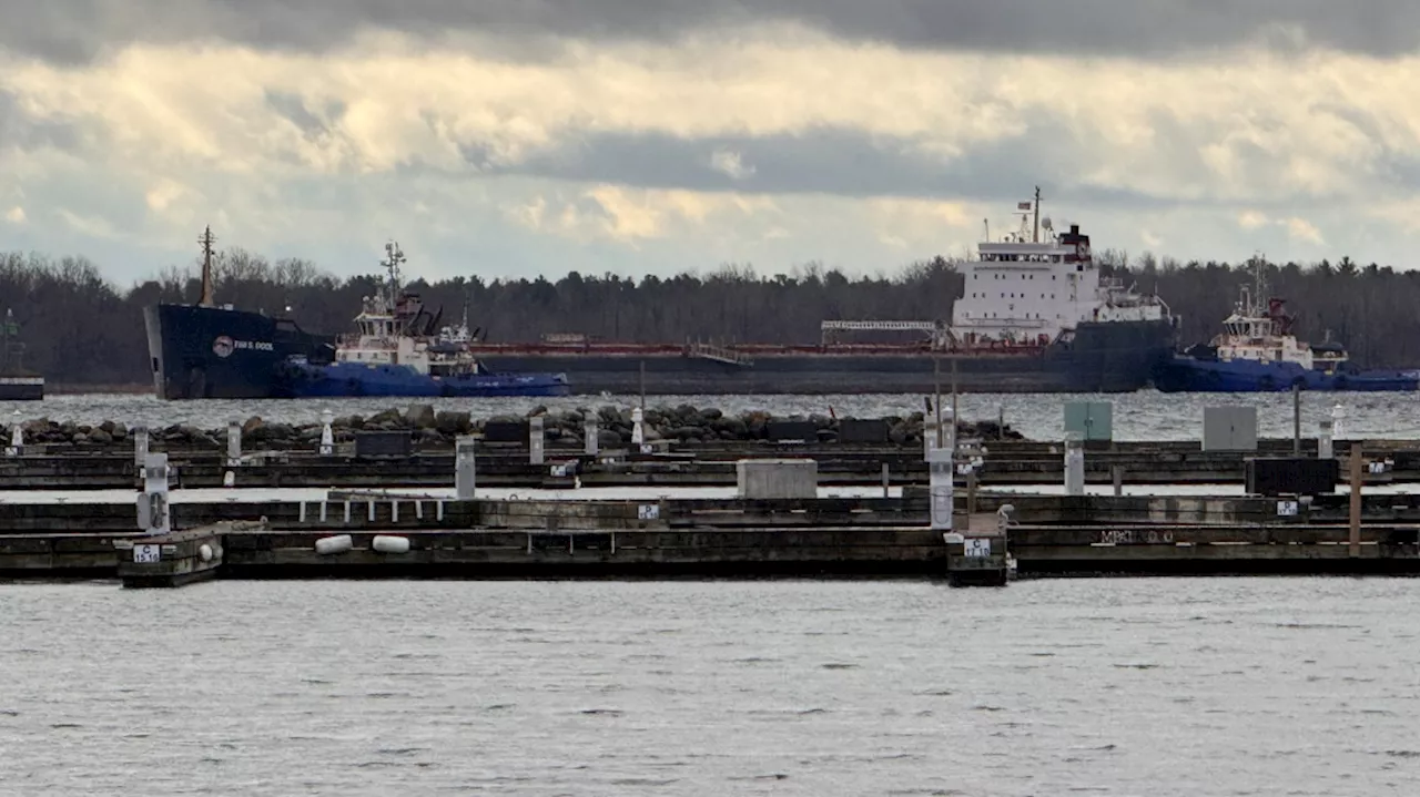 Ship stuck in St. Lawrence near Morrisburg, Ont. being refloated