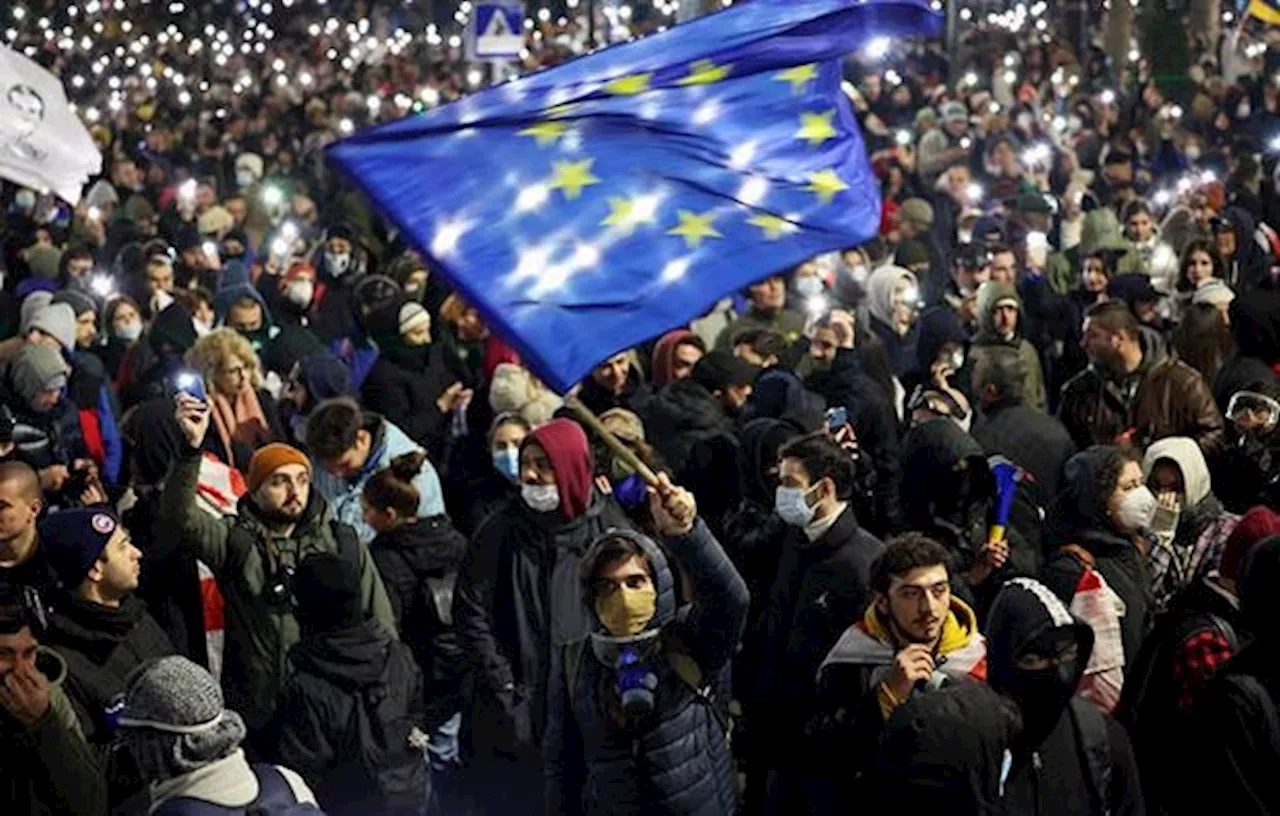 För Andra Dagen i Rad Tusentals Personer Protesterar Mot Regeringen i Georgien