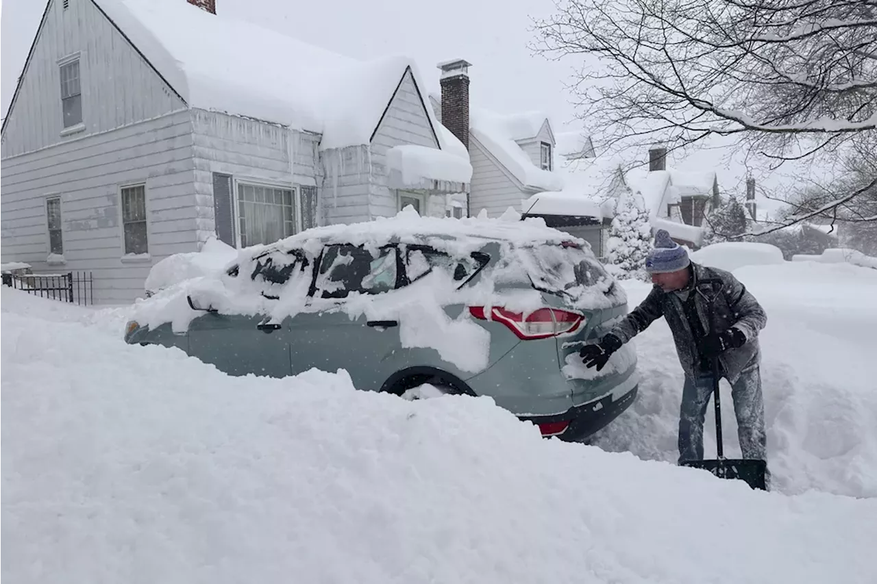 Cold air mass from Siberia to cake Great Lakes region in snow