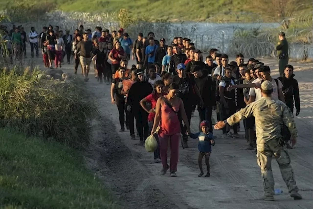 Group of 300 illegal immigrants breaches Texas border in final days of Biden administration