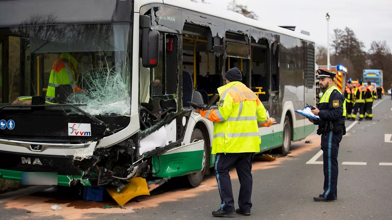 Tödlicher Unfall in Unterfranken: Autofahrerin stirbt bei Zusammenstoß mit Bus voller Schulkinder