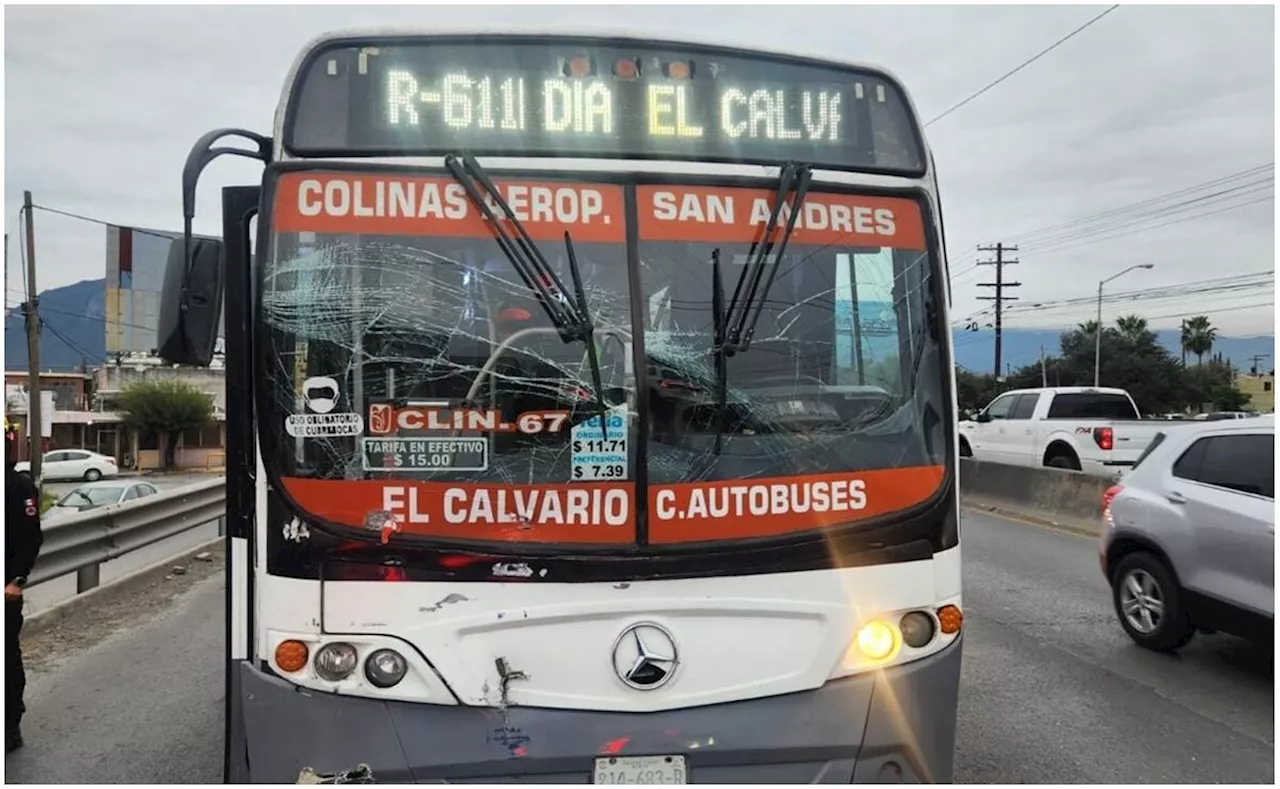 Tráiler y unidad del transporte público chocan en Nuevo León; hay 10 lesionados