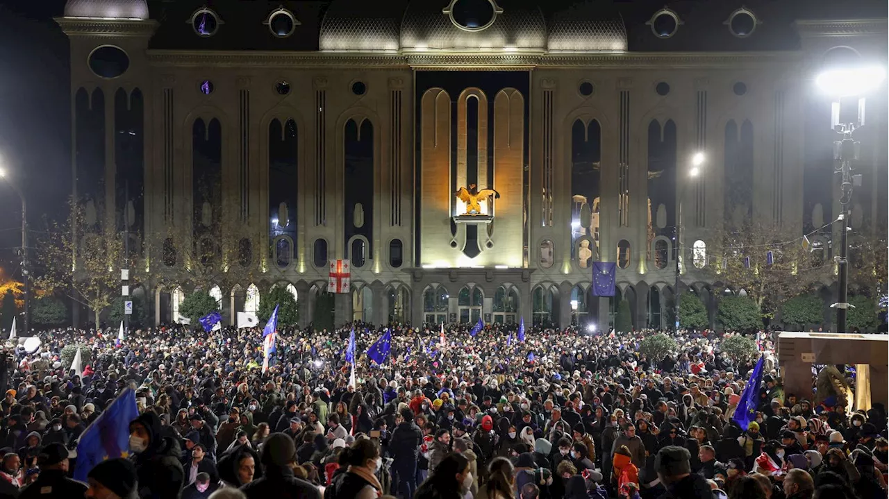 Crise en Géorgie : des milliers de manifestants pro-UE se rassemblent à nouveau à Tbilissi