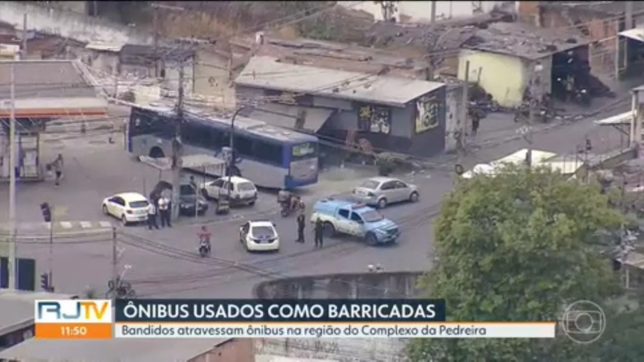 Ônibus e caminhão são usados como barricadas em Costa Barros, Zona Norte do Rio