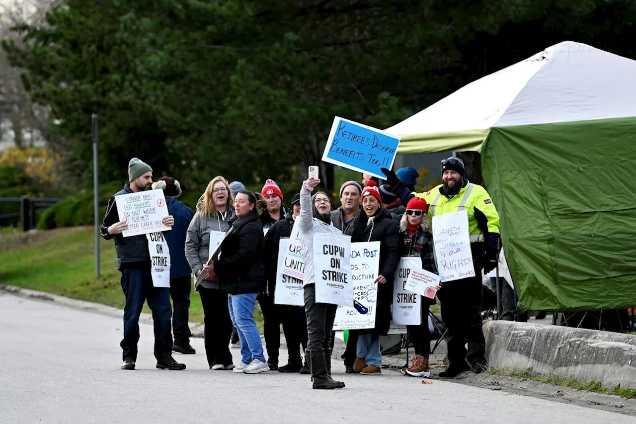 Frustrations rise as Canada Post strike enters third week, hampering holiday shipments