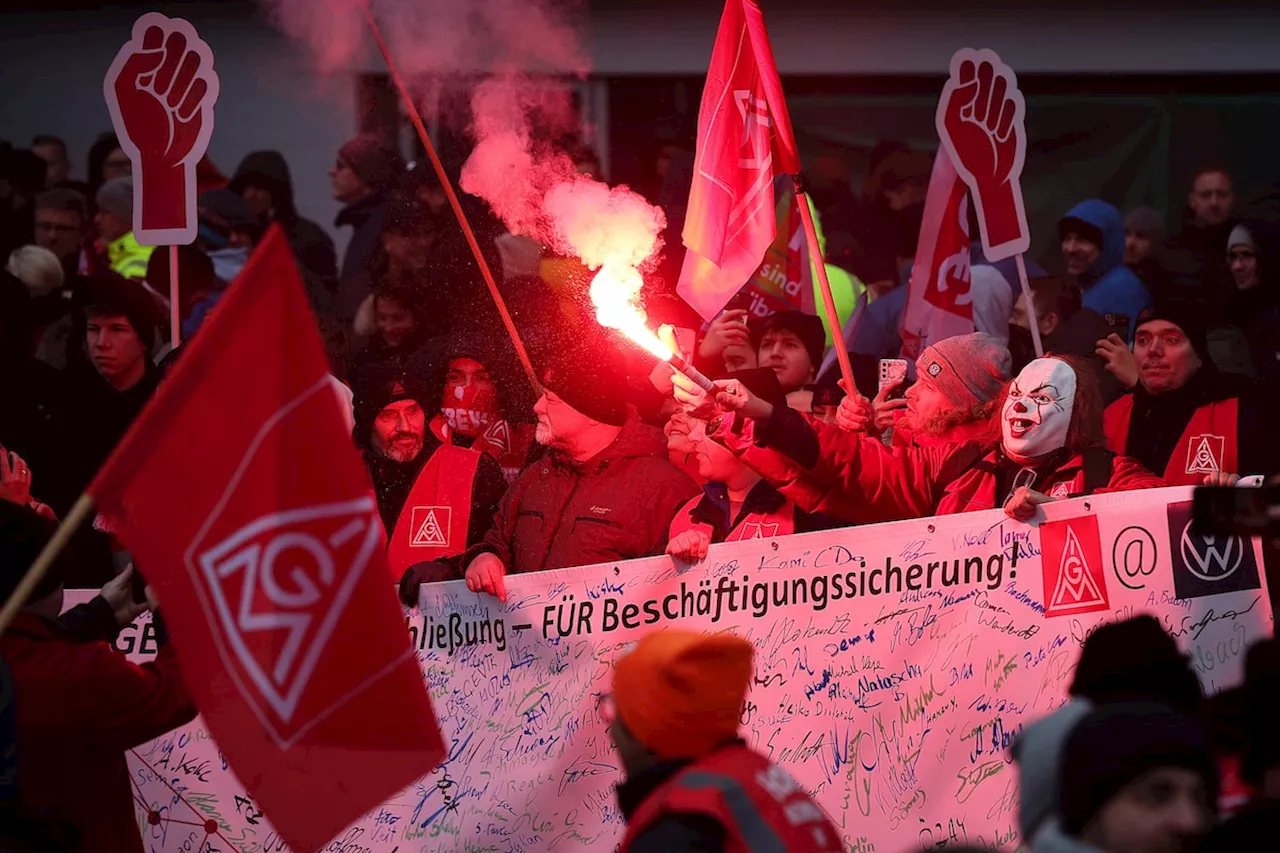 Volkswagen Workers Threaten Large-Scale Strike Across Germany