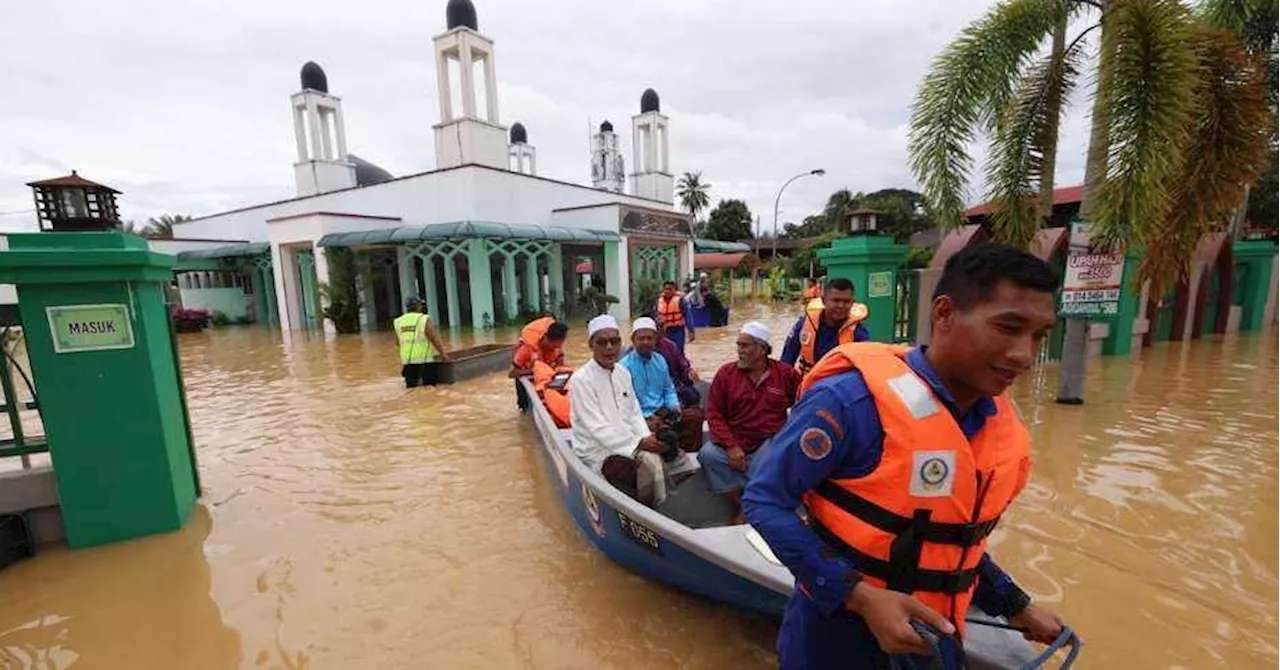 4 dead, over 80,000 displaced as Malaysia faces worst floods