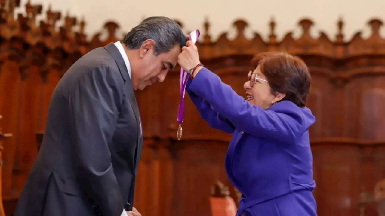 Por su respaldo a la educación, Sergio Salomón recibe medalla 'Melchor de Covarrubias” por la BUAP