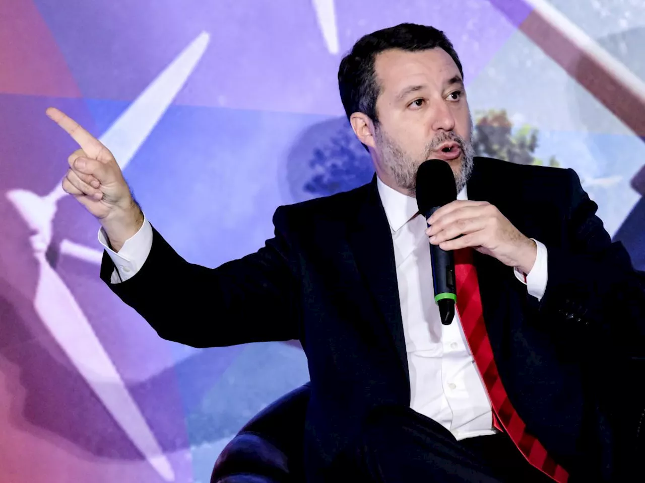 Salvini salta il Cdm 'per motivi personali' e rientra a Milano