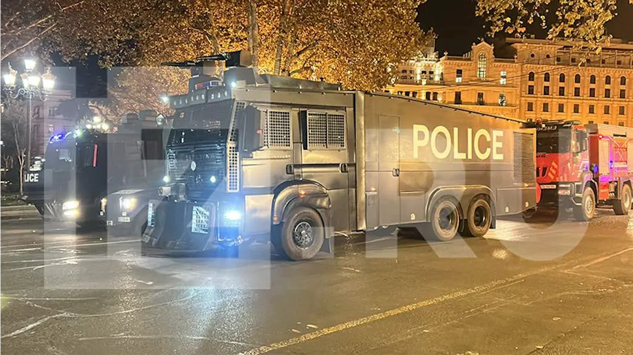 Толпа Митингующих Снова Собралась У Здания Парламента Грузии