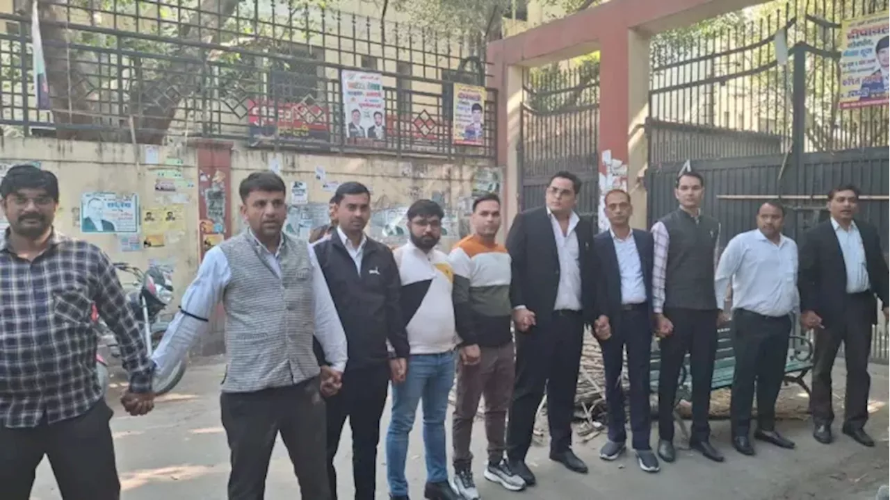 Ghaziabad Lawyers Strike: कचहरी में हड़ताल रही जारी, मानव श्रंखला बनाकर अधिवक्ताओं ने किया विरोध प्रदर्शन