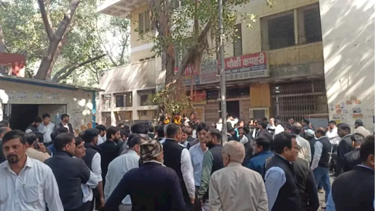 Ghaziabad lawyers strike: प्रमुख मांगें पूरी न होने तक जारी रहेगी कचहरी में हड़ताल, वकीलों की स्ट्राइक से कामकाज ठप