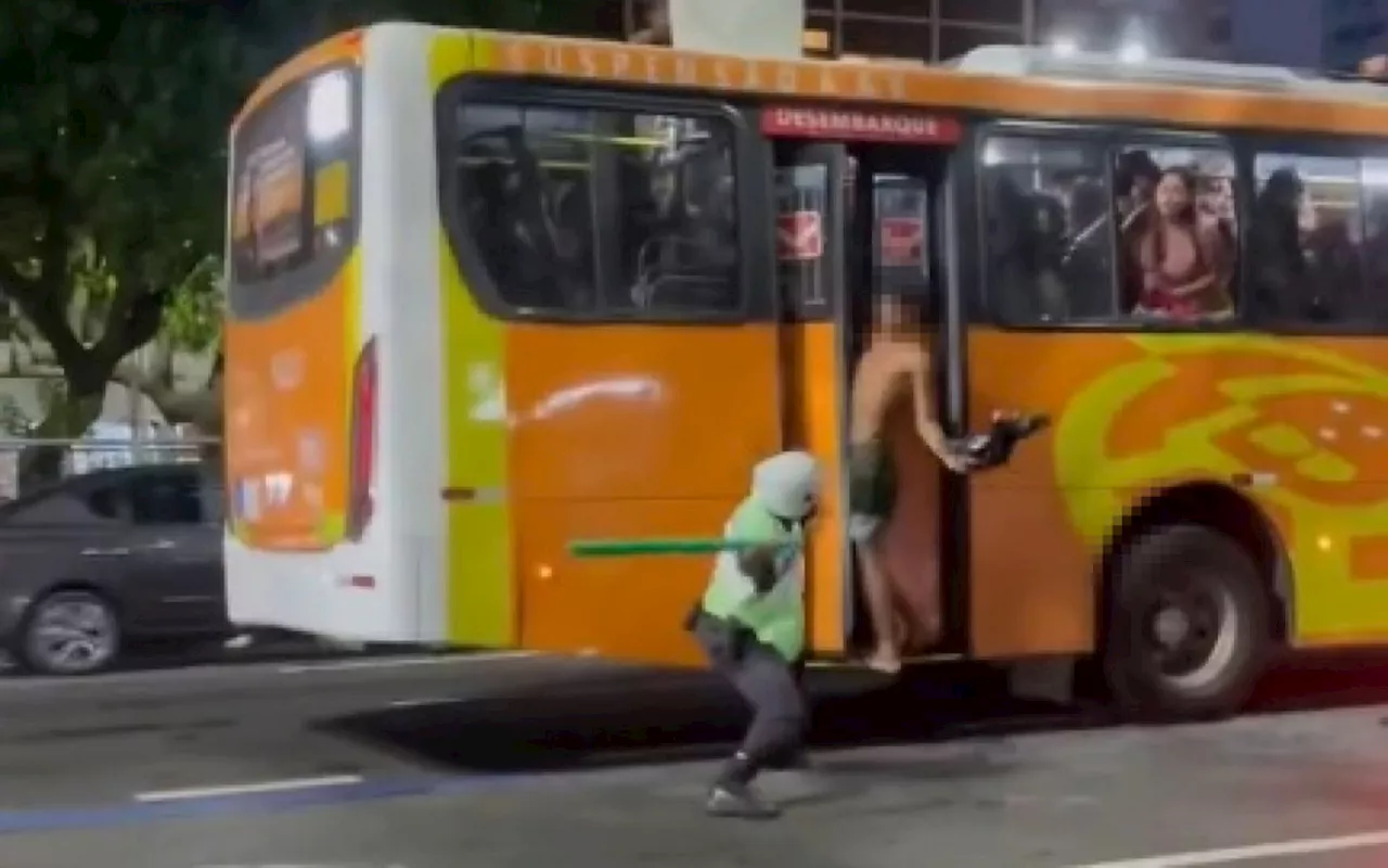 Vídeo mostra agente agredindo rapaz que invadiu ônibus durante tumulto e correria em Copacabana