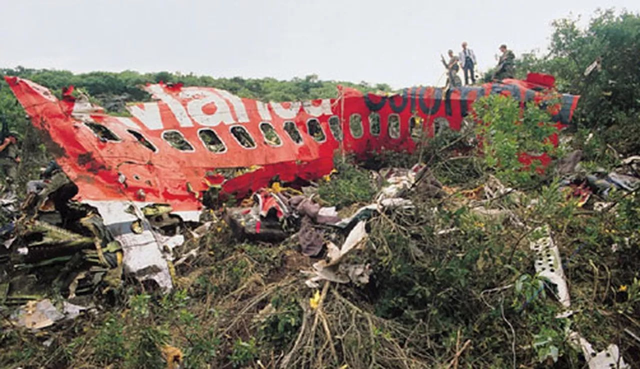 O avião abatido pelo traficante Pablo Escobar com 107 pessoas a bordo