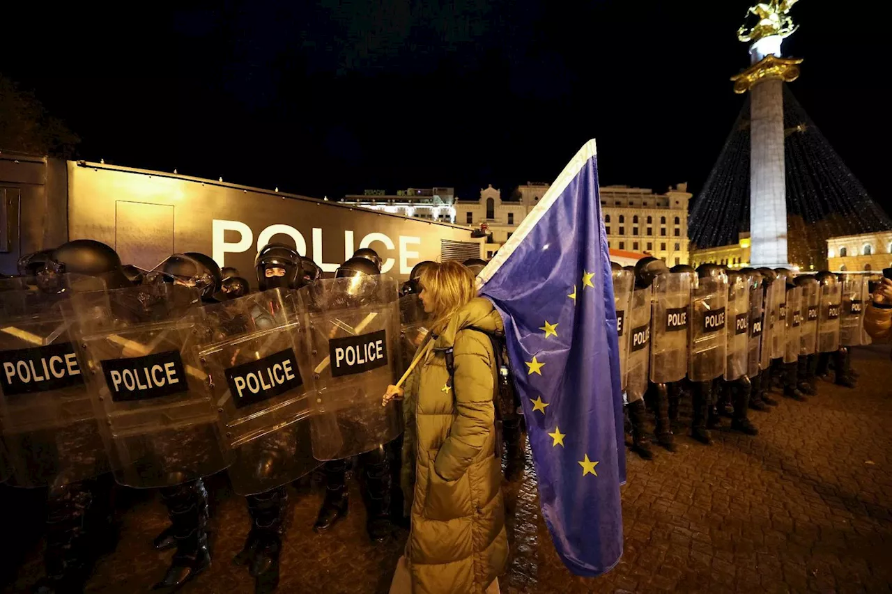 Géorgie: la police tire des gaz lacrymogènes contre des manifestants pro-UE