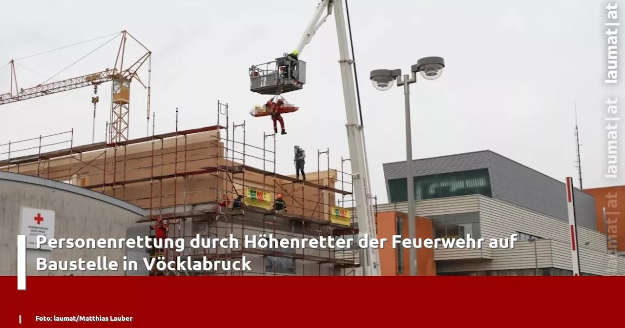 Personenrettung durch H�henretter der Feuerwehr auf Baustelle in V�cklabruck