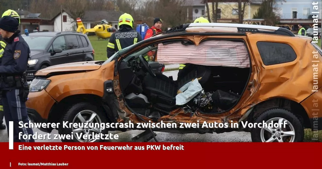 Schwerer Kreuzungscrash zwischen zwei Autos in Vorchdorf fordert zwei Verletzte