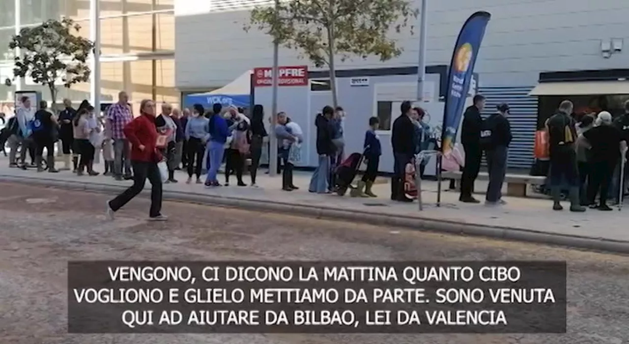 Alluvione Valencia, a un mese dalla Dana volontari ancora in campo e residenti in coda per il cibo: «È così tu