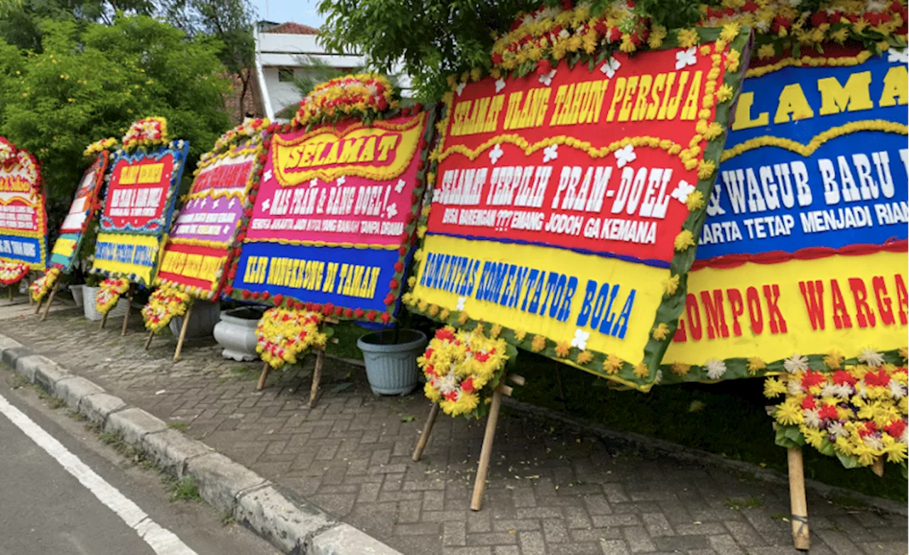 Karangan Bunga Penuhi Rumah Pemenangan Pram-Doel