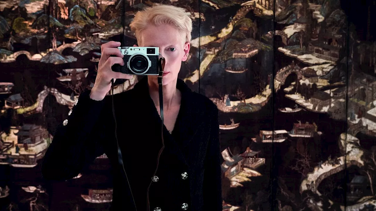 Moda, Tilda Swinton diretta da Wim Wenders: la clip in anteprima