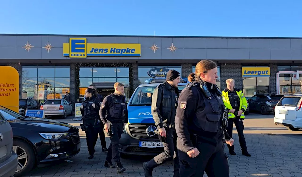 Angriff auf Parkplatz: Mann sticht Frau vor Supermarkt in den Hals