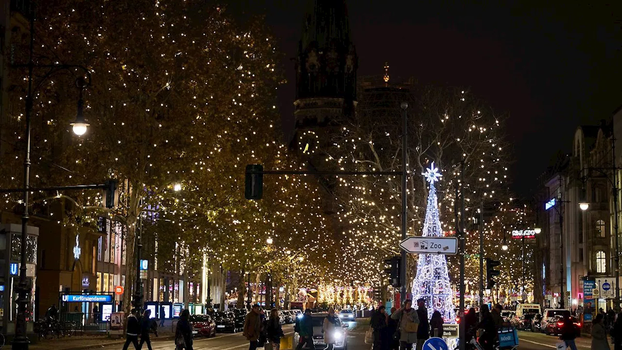 Berliner Einkaufsmeile Kurfürstendamm erstrahlt in Weihnachtslichtern