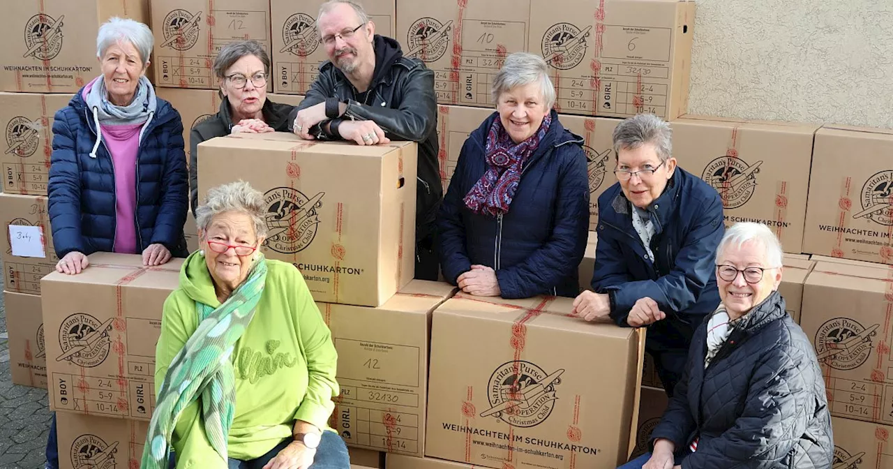 Engeranerin Dorothee Hirsch packt ein letztes Mal Weihnachtspakete für Bedürftige