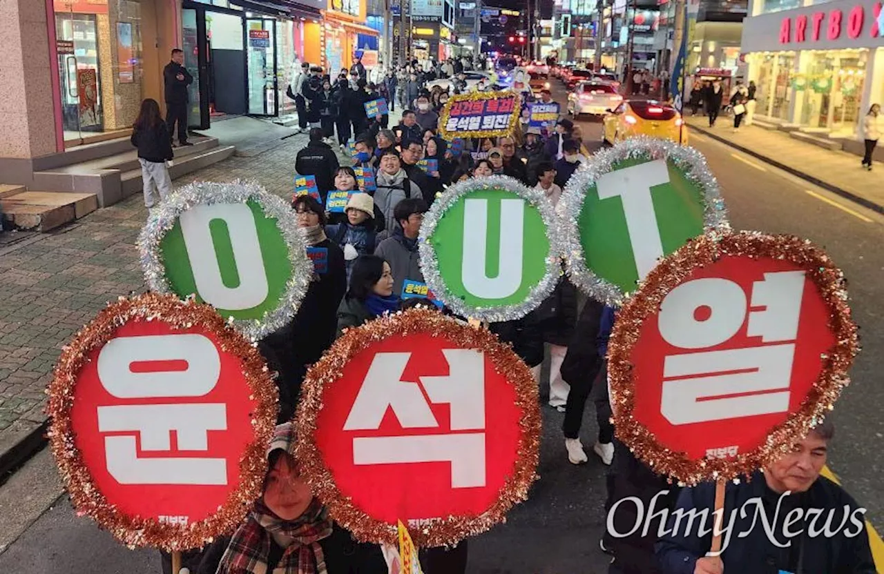 시민들, '윤석열 퇴진'과 '김건희 구속' 촉구하며 촛불집회 열어