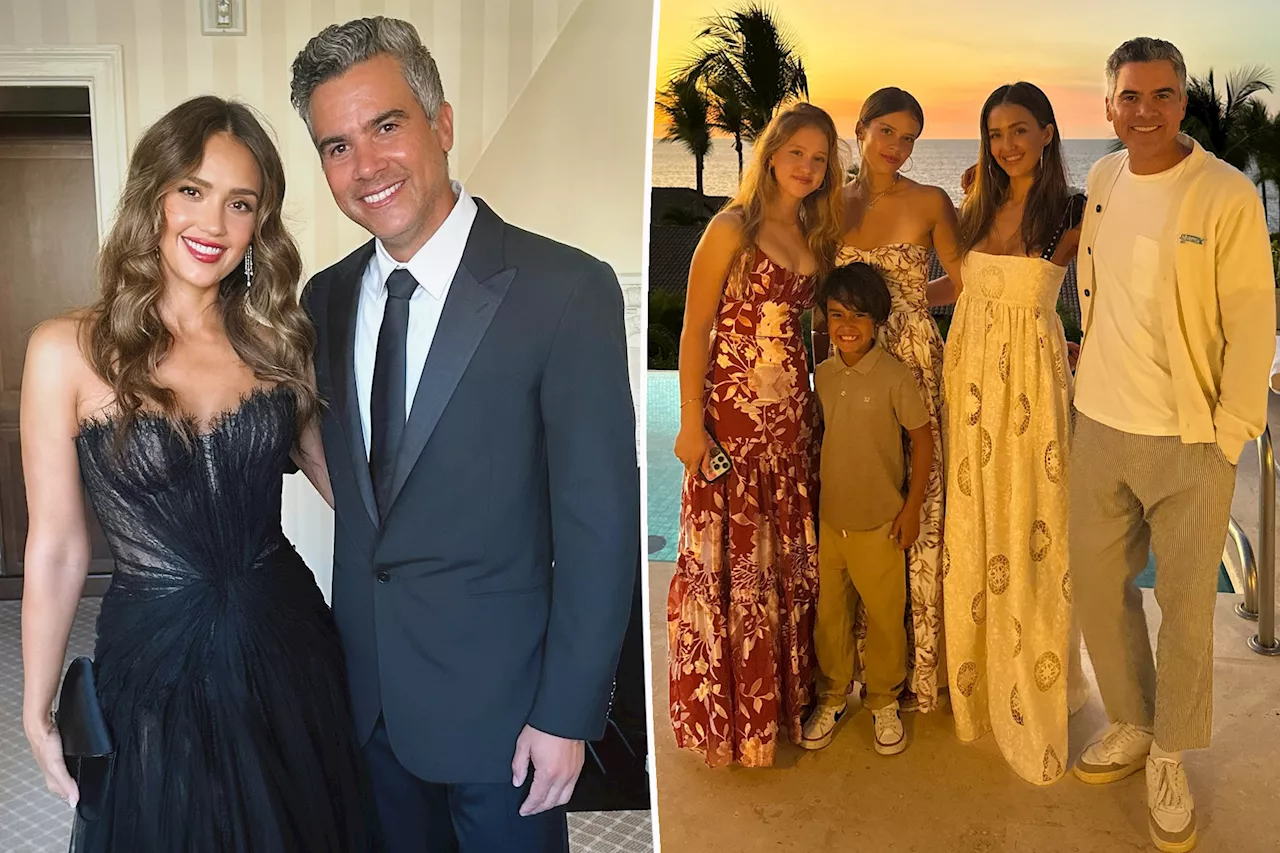 Jessica Alba, Cash Warren and 3 kids pose for family Thanksgiving photo on Mexico vacation