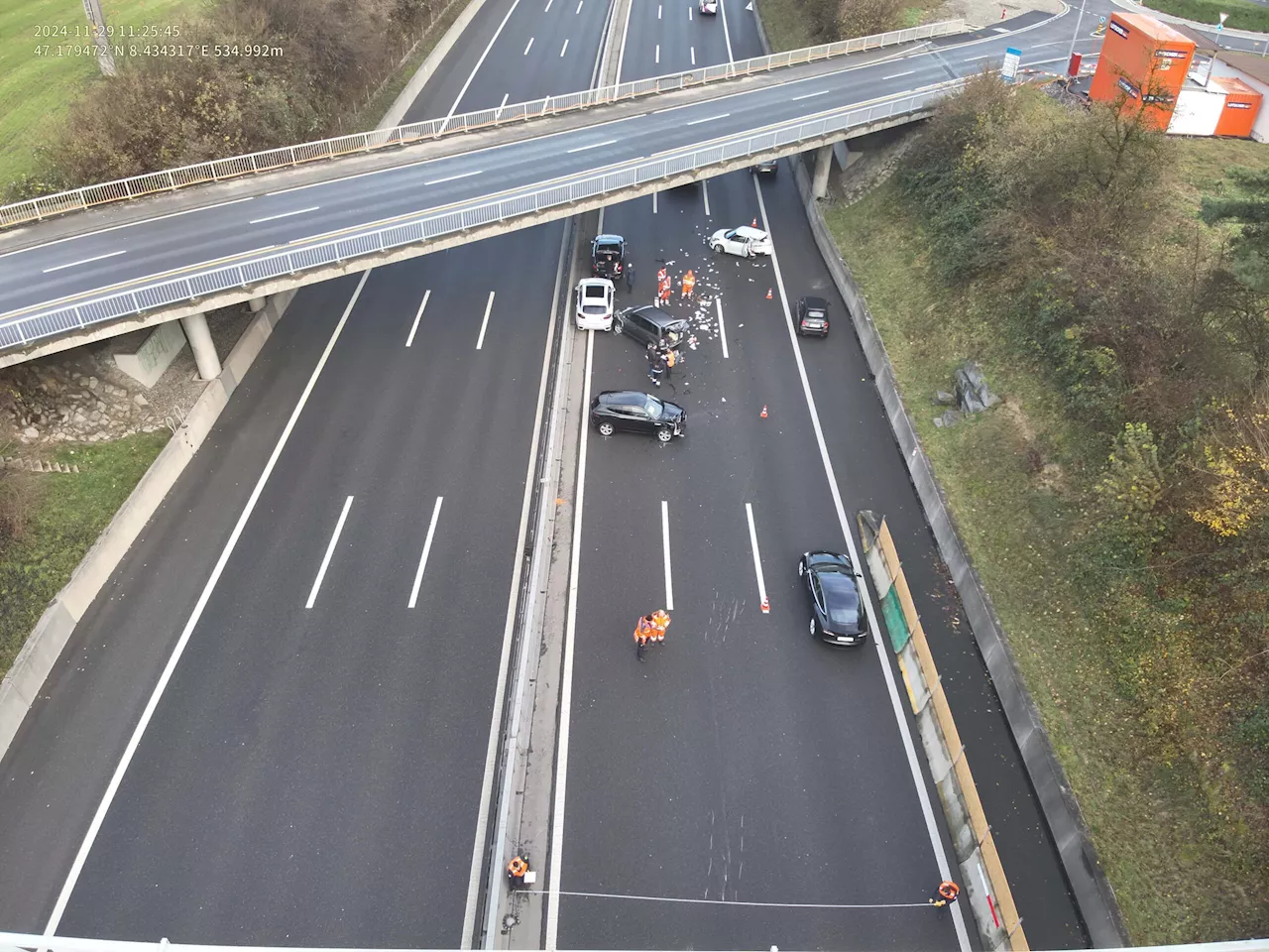 Hünenberg ZG / Autobahn A4: Verkehrsunfall mit mehreren Fahrzeugen