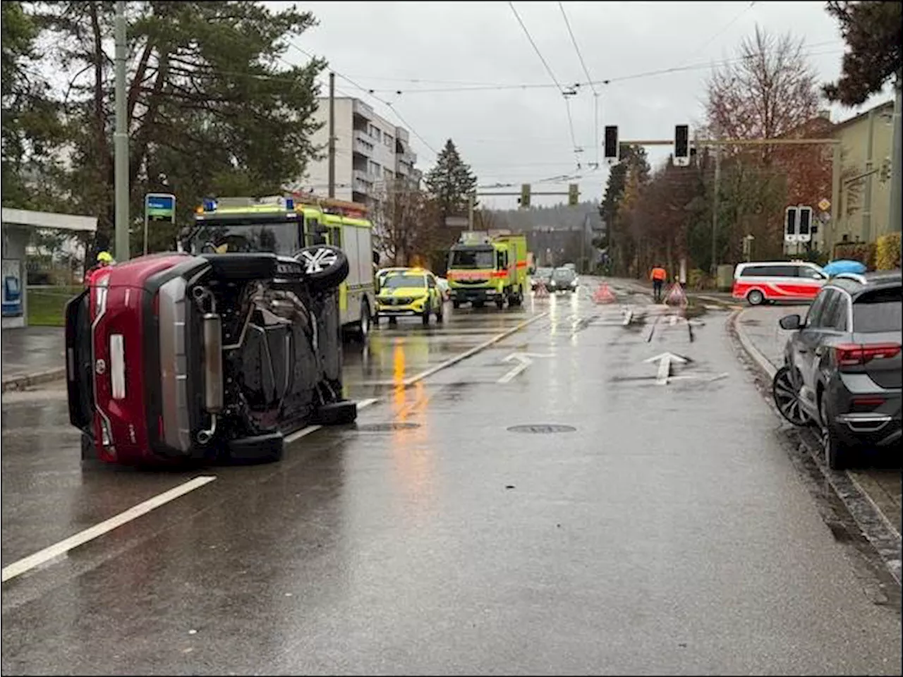 Stadt Winterthur ZH: Auto kippt nach Kollision – Lenker (77) verletzt