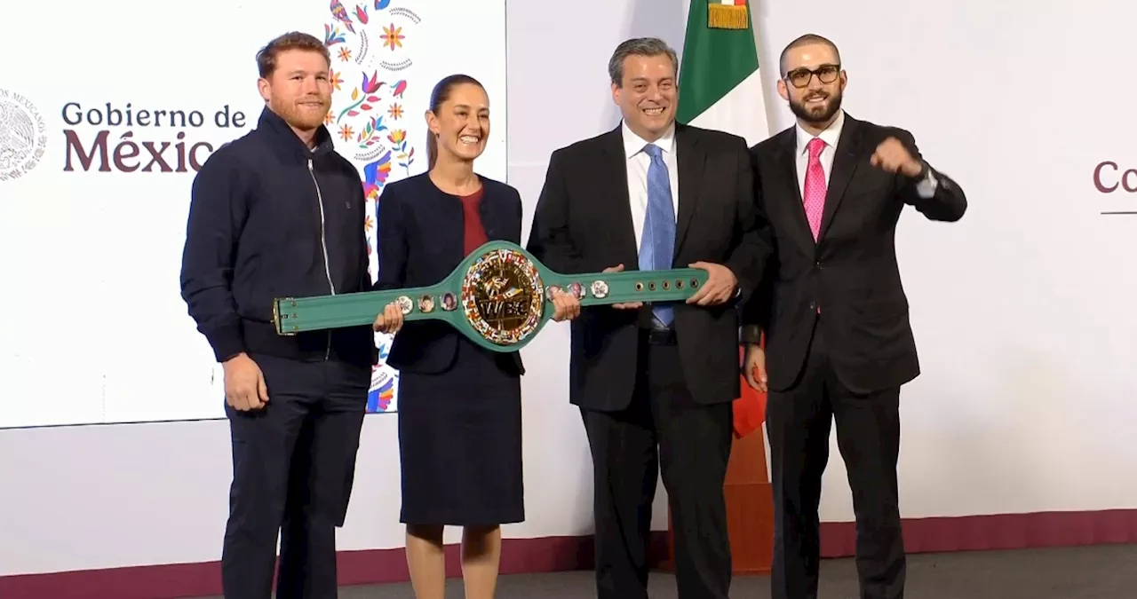 'El Canelo' sorprende en la conferencia de Sheinbaum y le entrega 'guantes de la paz'