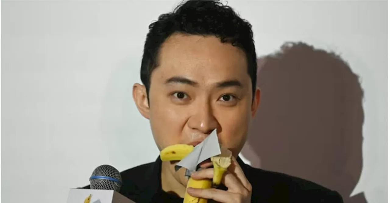 Justin Sun Mordisce la Banana dell'Opere d'Arte di Cattelan Acquistata per 6,2 Milioni di Dollari