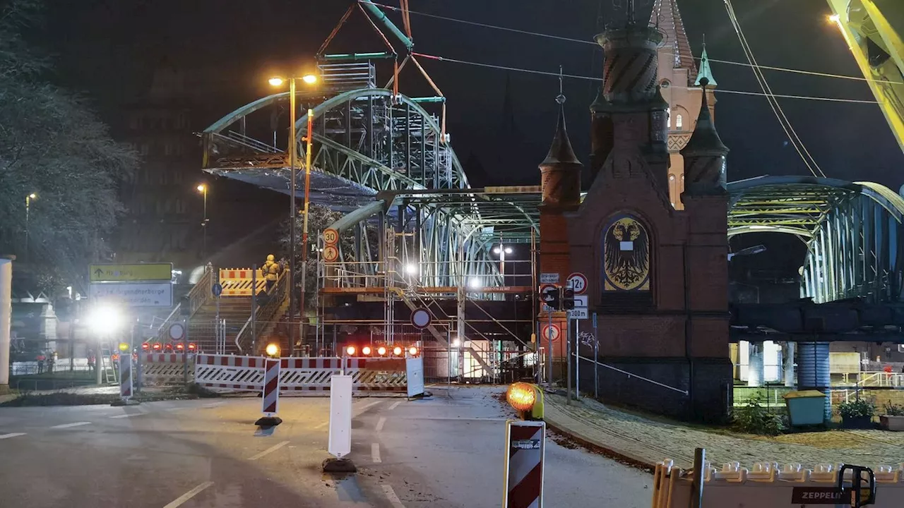 Schifffahrt: Teil der maroden Hubbrücke in Lübeck abgerissen