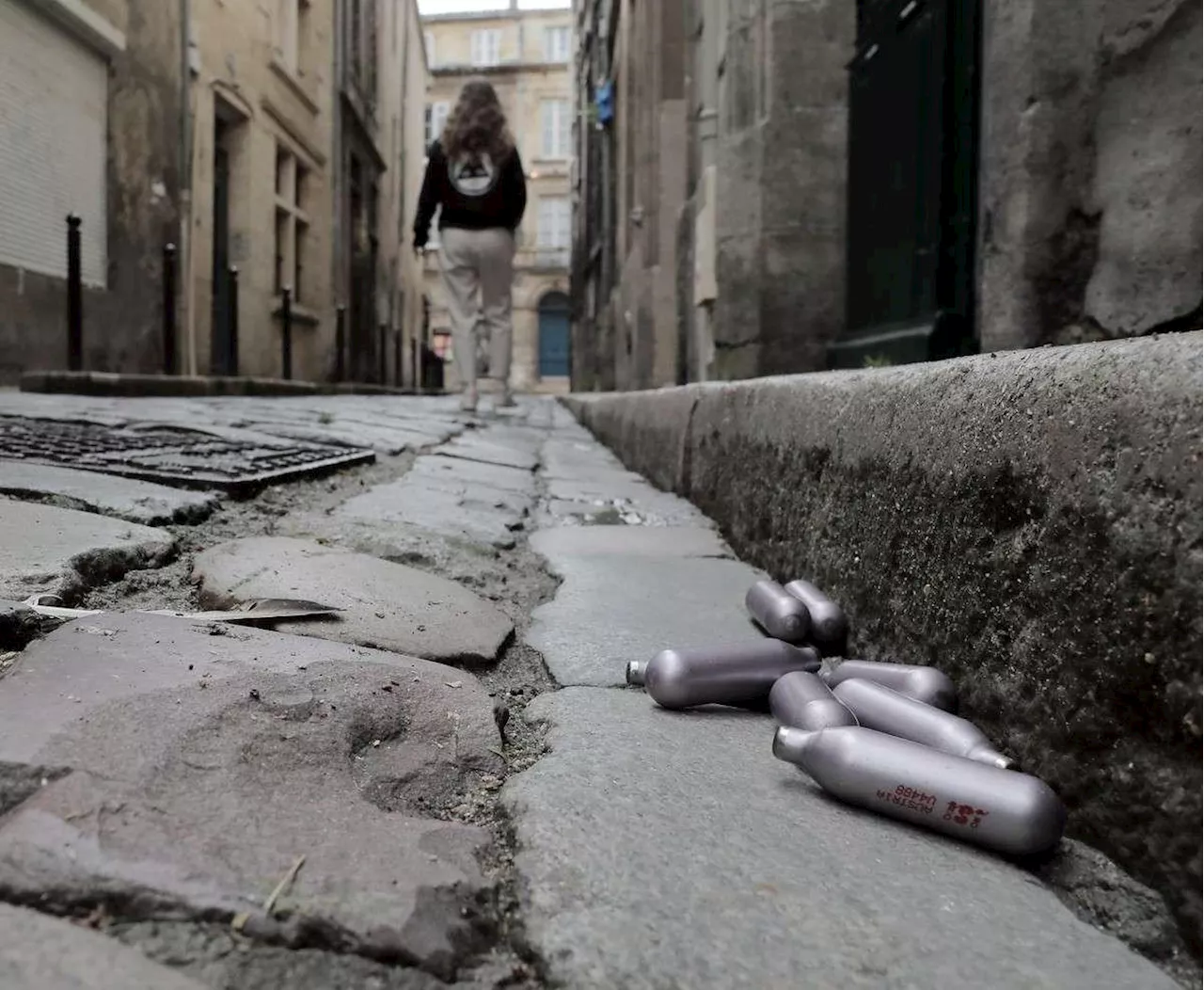 Gaz hilarant : à son tour, la Ville de Lyon interdit les cartouches de protoxyde d’azote