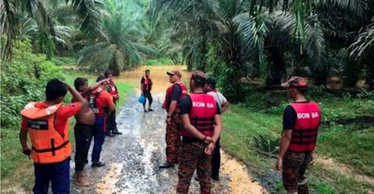 Three Trapped Workers Rescued from Flooded Palm Oil Plantation