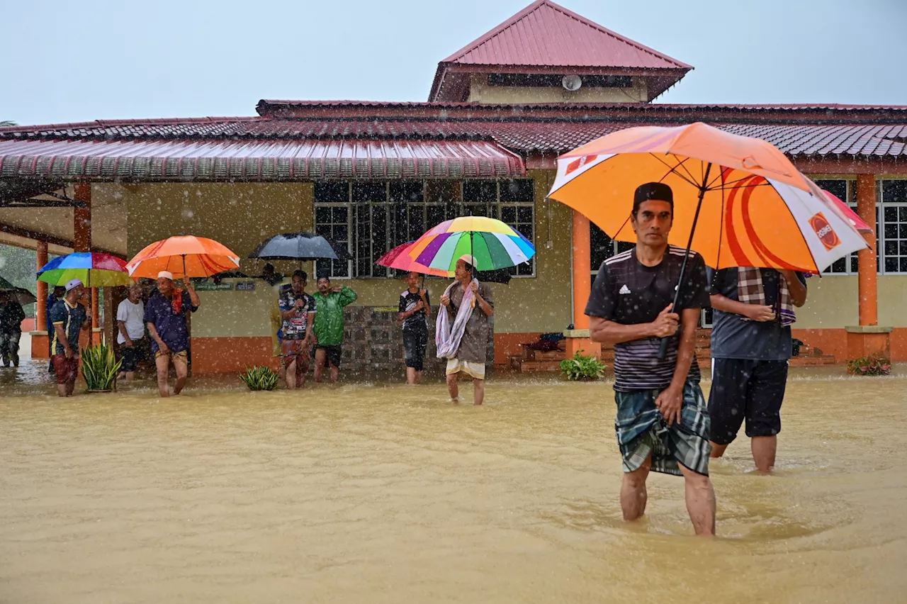 Banjir: Jemaah kurang, zuhur ganti solat Jumaat