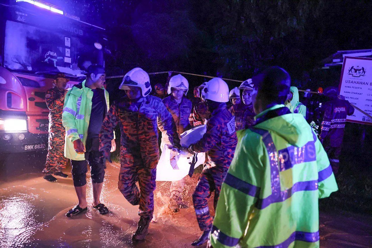 Dua beradik maut, seorang cedera tertimbus tanah runtuh