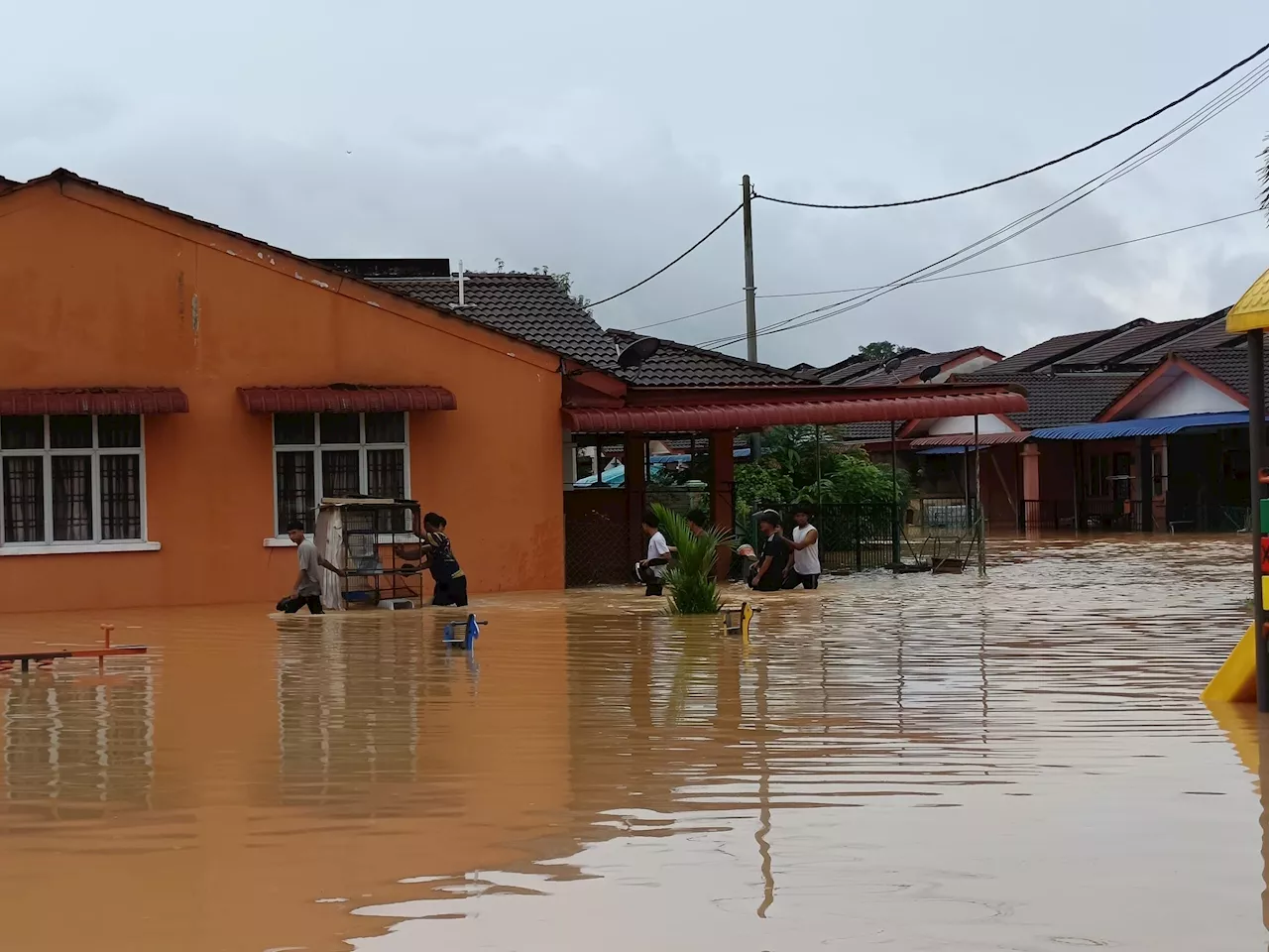 Residents Evacuate as Severe Flooding Hits Gemas Housing Area