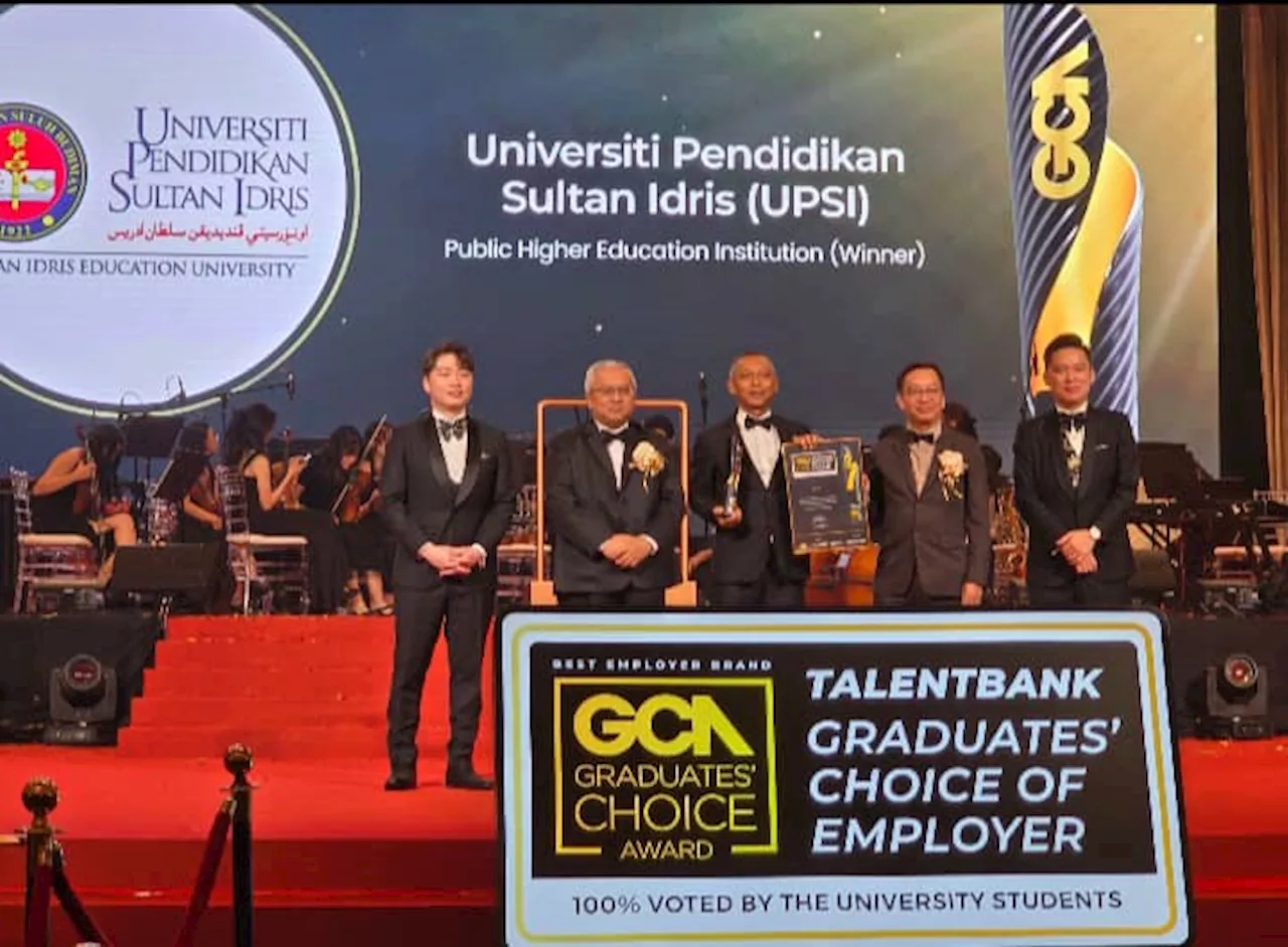 UPSI Wins 'Public Higher Education Institution' Award at 7th Graduates' Choice Award