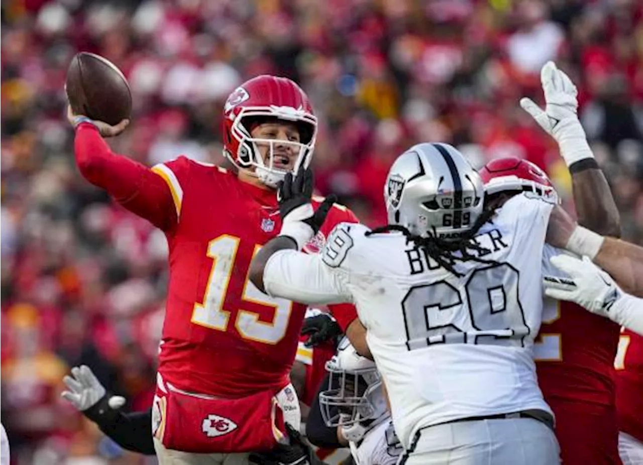 Error de los Raiders y récord histórico de Mahomes clasifican a los Chiefs a playoffs