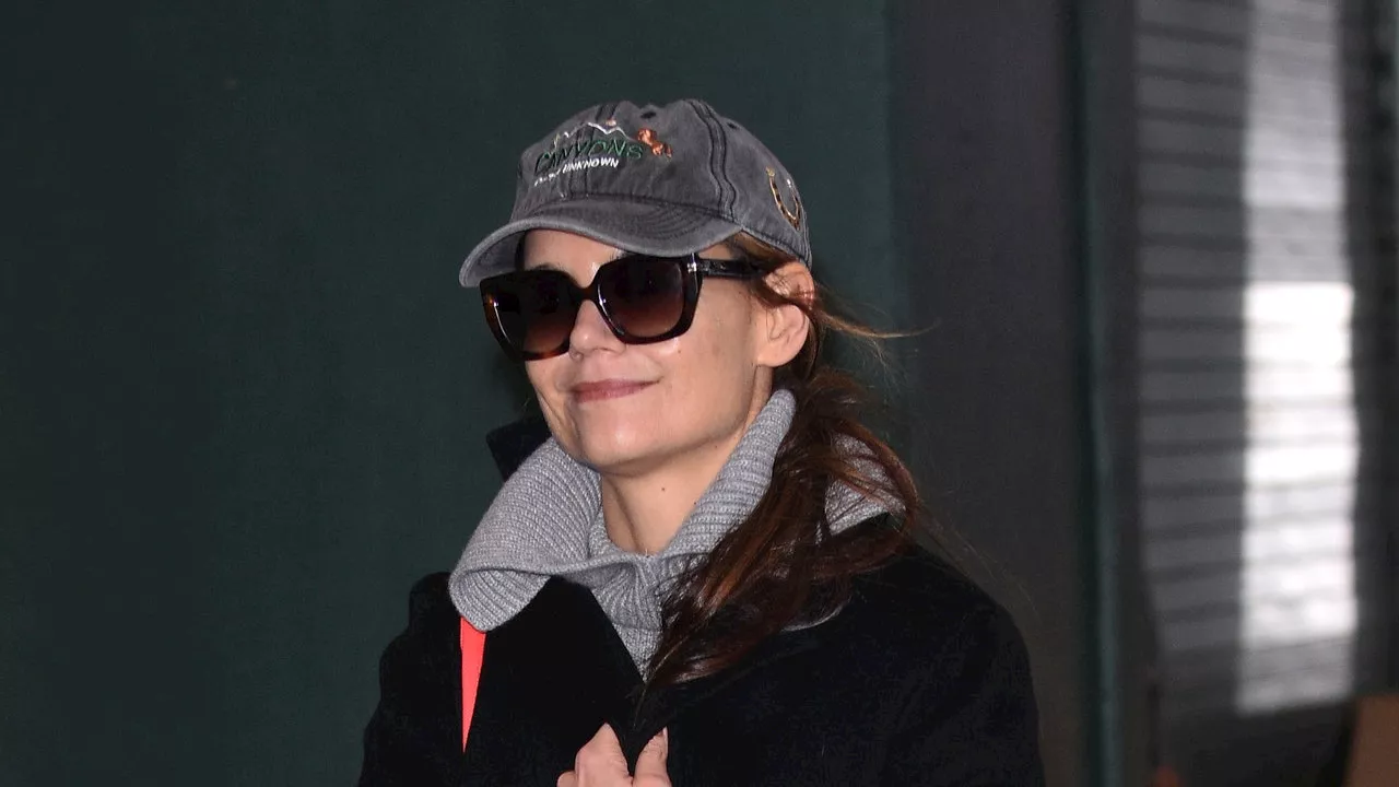 Katie Holmes: So gut passt ihre cremefarbene Handtasche zum schlichten Winter-Outfit