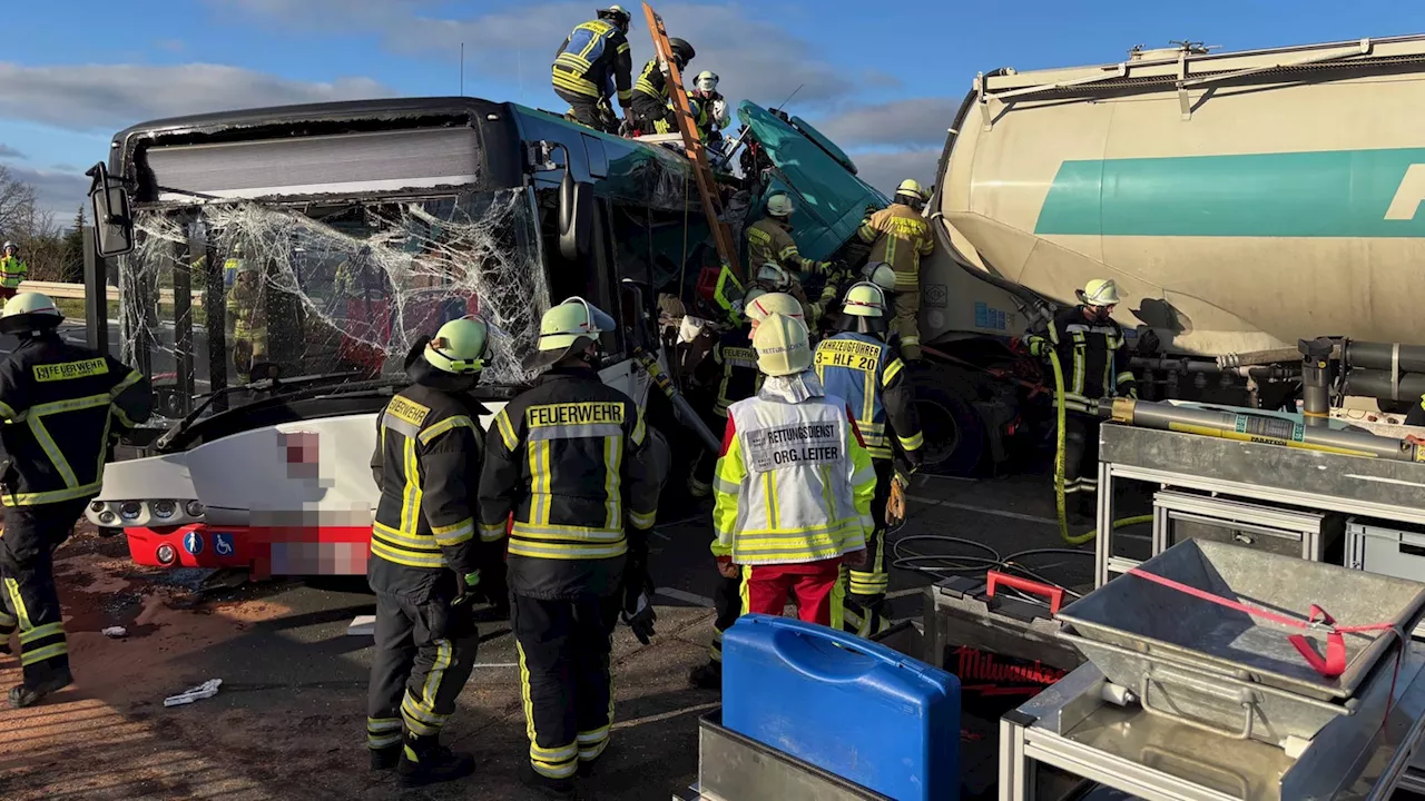 'Knapp an Katastrophe vorbei' - Lkw kracht in Lippetal in Schulbus