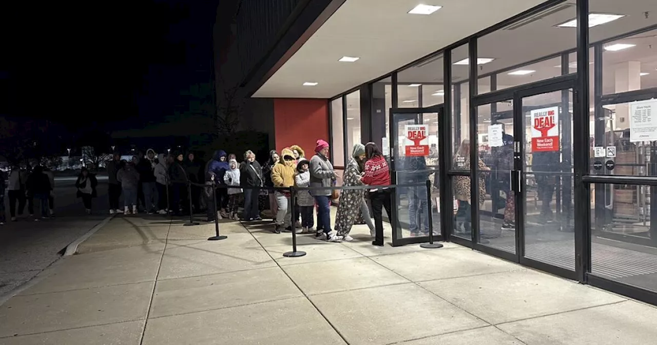 Shoppers head to Greenwood Park Mall for Black Friday deals